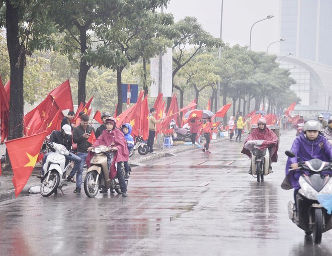 Thua 2-1, nhiều CĐV tiếc nuối khóc ngay trên sân vận động - Ảnh 65.