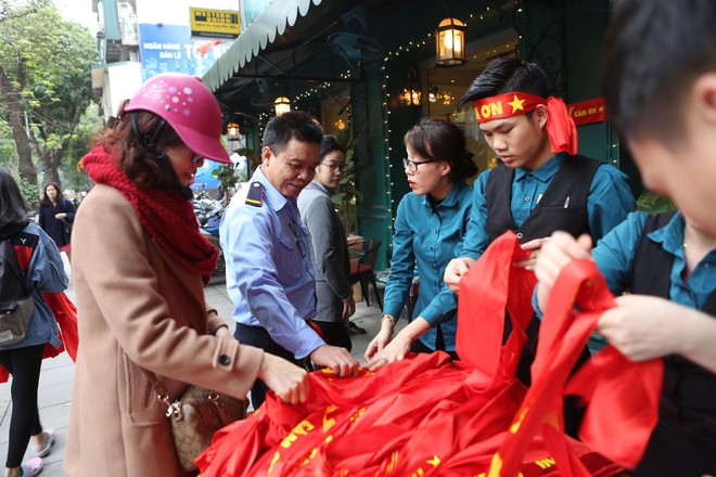 Hà Nội: 20.000 khăn in lời cảm ơn U23 Việt Nam được một quán cafe gửi tặng người hâm mộ - Ảnh 2.