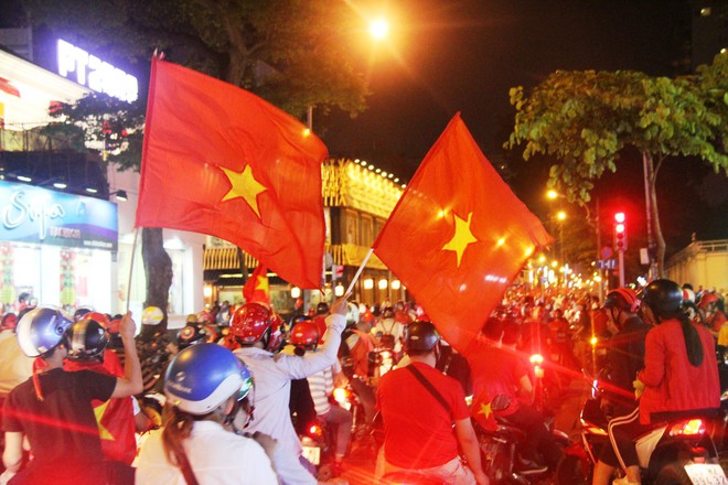 Người dân đổ ra đường chúc mừng các cầu thủ U23 Việt Nam dù không đạt ngôi vị cao nhất - Ảnh 6.