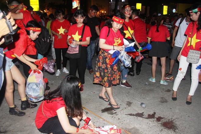 Dù buồn và tiếc nuối, người dân Sài Gòn vẫn lặng lẽ cùng nhau dọn rác sau trận chung kết U23 Việt Nam và U23 Uzbekistan - Ảnh 7.