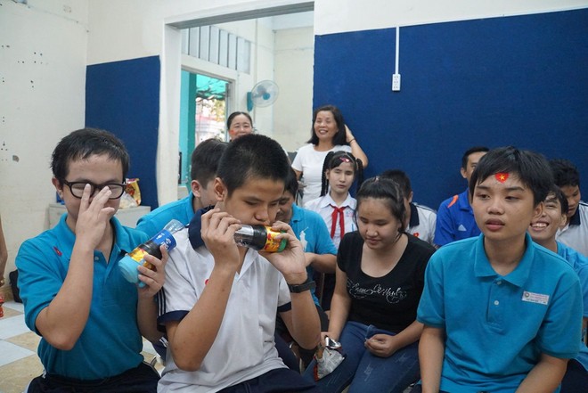 Chùm ảnh: Những đứa trẻ khiếm thị xem U23 Việt Nam đá trận chung kết Châu Á bằng cả trái tim - Ảnh 4.