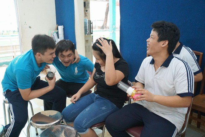 Chùm ảnh: Những đứa trẻ khiếm thị xem U23 Việt Nam đá trận chung kết Châu Á bằng cả trái tim - Ảnh 5.