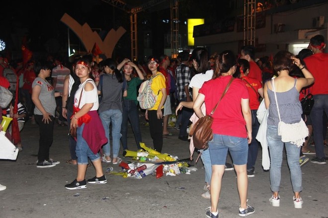 Dù buồn và tiếc nuối, người dân Sài Gòn vẫn lặng lẽ cùng nhau dọn rác sau trận chung kết U23 Việt Nam và U23 Uzbekistan - Ảnh 9.