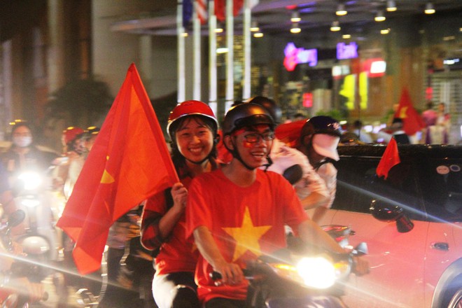 Người dân đổ ra đường chúc mừng các cầu thủ U23 Việt Nam dù không đạt ngôi vị cao nhất - Ảnh 9.