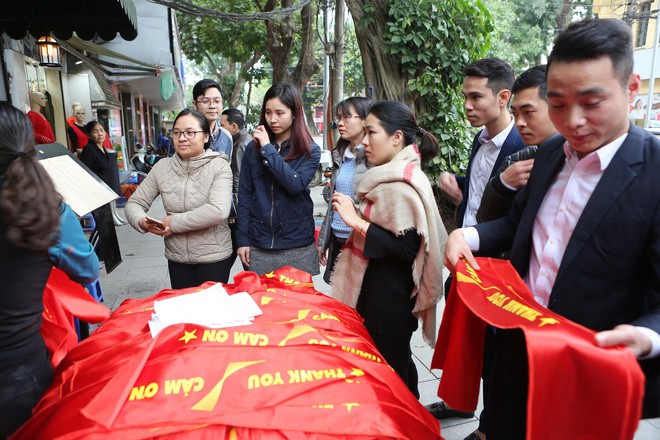 Hà Nội: 20.000 khăn in lời cảm ơn U23 Việt Nam được một quán cafe gửi tặng người hâm mộ - Ảnh 6.