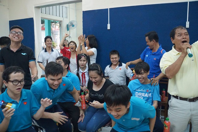 Chùm ảnh: Những đứa trẻ khiếm thị xem U23 Việt Nam đá trận chung kết Châu Á bằng cả trái tim - Ảnh 7.