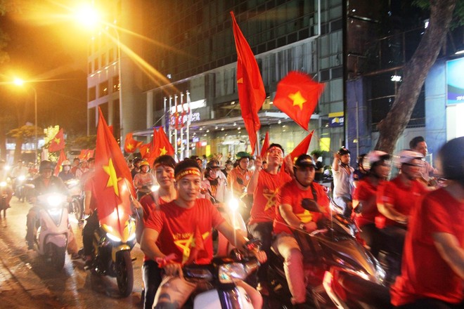 Người dân đổ ra đường chúc mừng các cầu thủ U23 Việt Nam dù không đạt ngôi vị cao nhất - Ảnh 10.