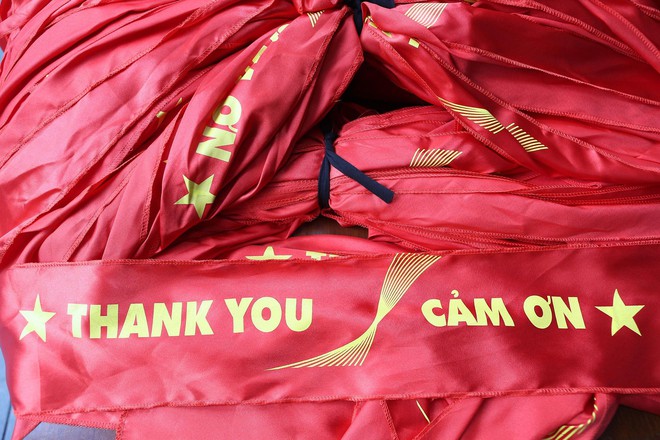 Hà Nội: 20.000 khăn in lời cảm ơn U23 Việt Nam được một quán cafe gửi tặng người hâm mộ - Ảnh 9.