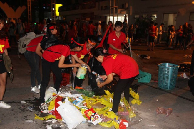 Dù buồn và tiếc nuối, người dân Sài Gòn vẫn lặng lẽ cùng nhau dọn rác sau trận chung kết U23 Việt Nam và U23 Uzbekistan - Ảnh 10.