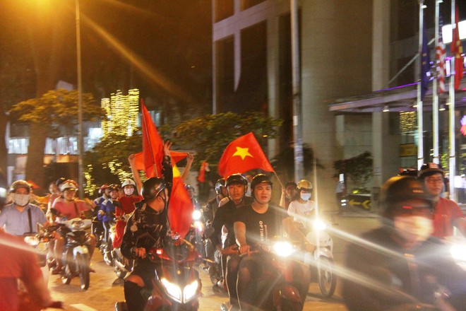 Người dân đổ ra đường chúc mừng các cầu thủ U23 Việt Nam dù không đạt ngôi vị cao nhất - Ảnh 11.