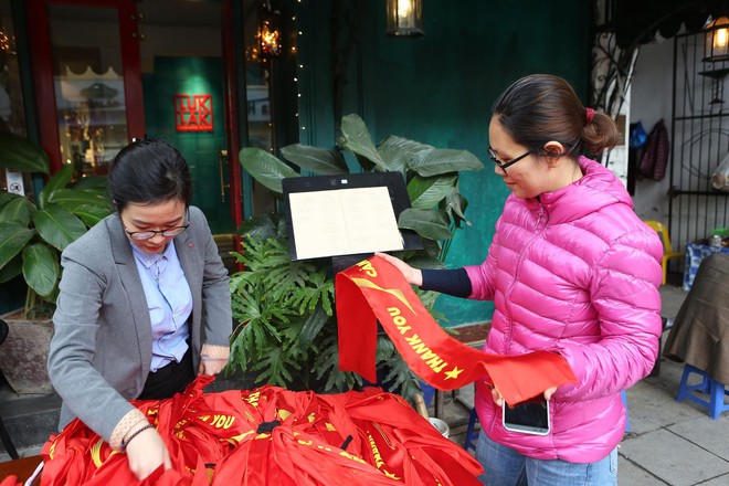 Hà Nội: 20.000 khăn in lời cảm ơn U23 Việt Nam được một quán cafe gửi tặng người hâm mộ - Ảnh 10.