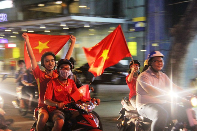 Người dân đổ ra đường chúc mừng các cầu thủ U23 Việt Nam dù không đạt ngôi vị cao nhất - Ảnh 12.