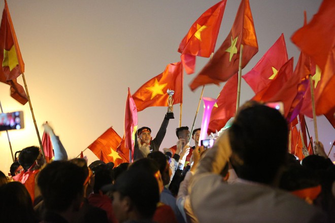Người dân đổ ra đường chúc mừng các cầu thủ U23 Việt Nam dù không đạt ngôi vị cao nhất - Ảnh 16.