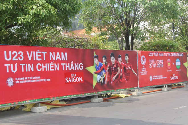 Thua 2-1, nhiều CĐV tiếc nuối khóc ngay trên sân vận động - Ảnh 68.