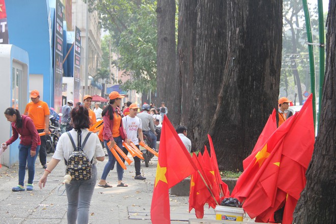 Thua 2-1, nhiều CĐV tiếc nuối khóc ngay trên sân vận động - Ảnh 73.