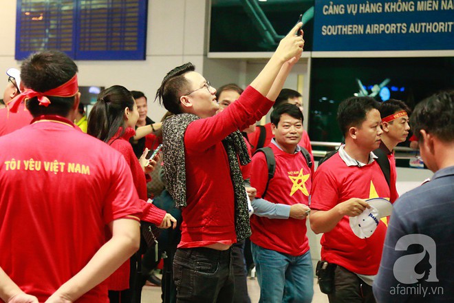 Đón chuyến bay sớm, vợ chồng Hoàng Bách sang Trung Quốc ủng hộ đội tuyển U23 Việt Nam - Ảnh 8.