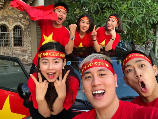 3 gia đình hot nhất MXH Việt đã hừng hực không khí cổ vũ U23 Việt Nam - Ảnh 1.
