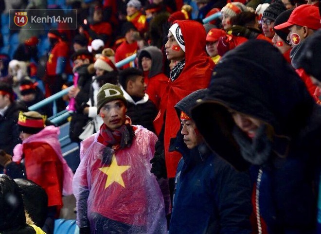 Khoảnh khắc không bao giờ quên: U23 Việt Nam cúi chào tri ân người hâm mộ đã sát cánh trong trận chung kết lịch sử - Ảnh 3.