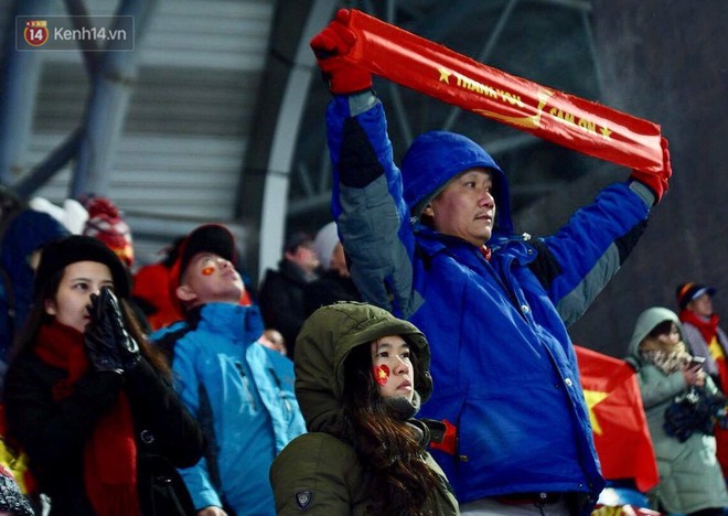Khoảnh khắc không bao giờ quên: U23 Việt Nam cúi chào tri ân người hâm mộ đã sát cánh trong trận chung kết lịch sử - Ảnh 13.