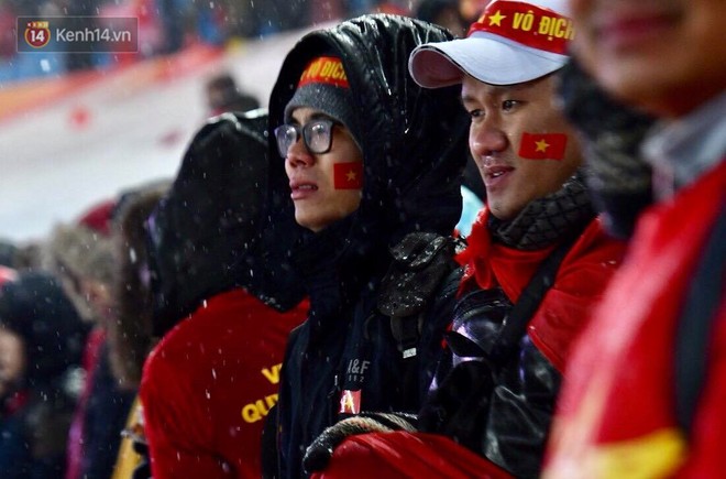 Khoảnh khắc không bao giờ quên: U23 Việt Nam cúi chào tri ân người hâm mộ đã sát cánh trong trận chung kết lịch sử - Ảnh 5.