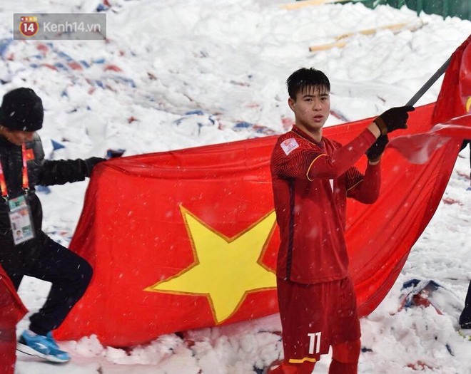 Khoảnh khắc không bao giờ quên: U23 Việt Nam cúi chào tri ân người hâm mộ đã sát cánh trong trận chung kết lịch sử - Ảnh 7.