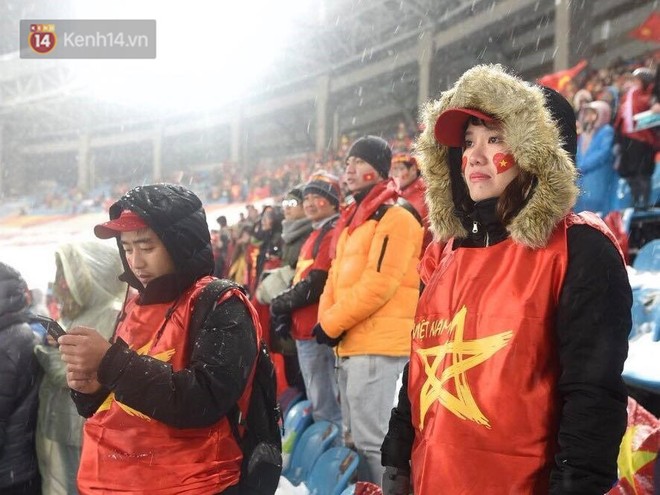 Khoảnh khắc không bao giờ quên: U23 Việt Nam cúi chào tri ân người hâm mộ đã sát cánh trong trận chung kết lịch sử - Ảnh 9.