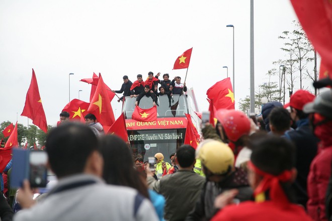 Đội tuyển U23 Việt Nam mất 6 tiếng đồng hồ để đi qua biển người hâm mộ dài 30km - Ảnh 5.