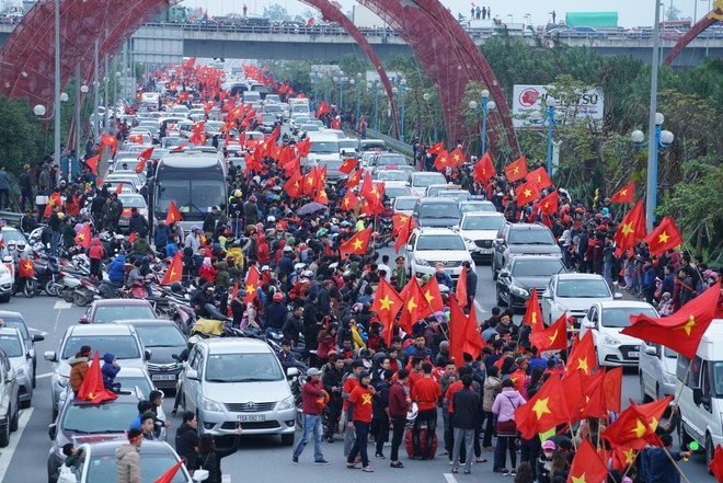 Đội tuyển U23 Việt Nam mất 6 tiếng đồng hồ để đi qua biển người hâm mộ dài 30km - Ảnh 13.