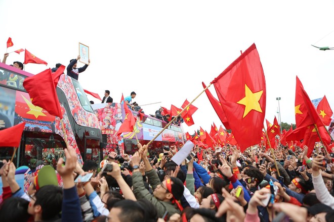 Đội tuyển U23 Việt Nam mất 6 tiếng đồng hồ để đi qua biển người hâm mộ dài 30km - Ảnh 17.