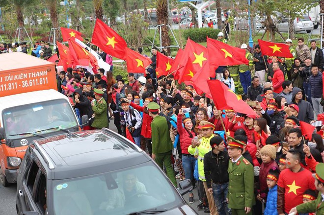 Đội tuyển U23 Việt Nam mất 6 tiếng đồng hồ để đi qua biển người hâm mộ dài 30km - Ảnh 33.