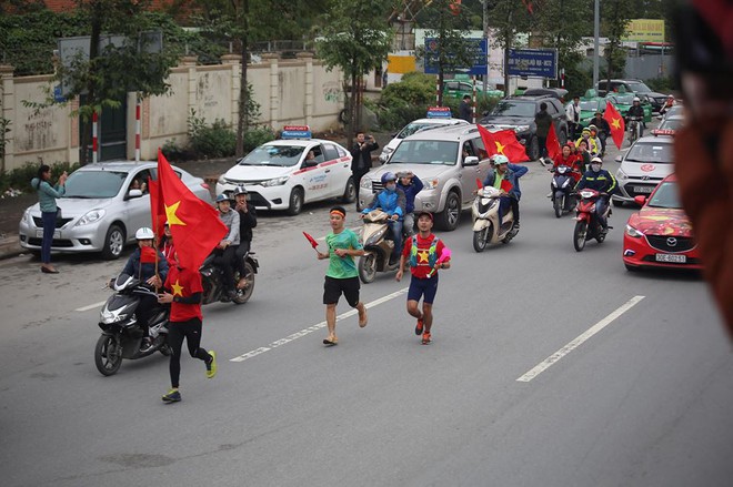 Đội tuyển U23 Việt Nam mất 6 tiếng đồng hồ để đi qua biển người hâm mộ dài 30km - Ảnh 37.