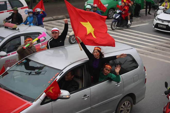 Đội tuyển U23 Việt Nam mất 6 tiếng đồng hồ để đi qua biển người hâm mộ dài 30km - Ảnh 38.