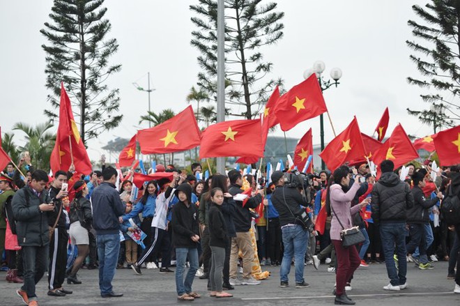 Đội tuyển U23 Việt Nam mất 6 tiếng đồng hồ để đi qua biển người hâm mộ dài 30km - Ảnh 47.