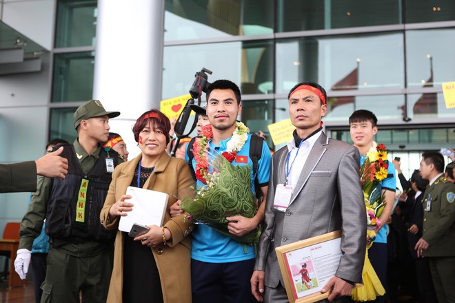 Đội tuyển U23 Việt Nam mất 6 tiếng đồng hồ để đi qua biển người hâm mộ dài 30km - Ảnh 24.