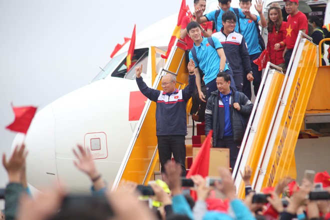 Đội tuyển U23 Việt Nam mất 6 tiếng đồng hồ để đi qua biển người hâm mộ dài 30km - Ảnh 19.