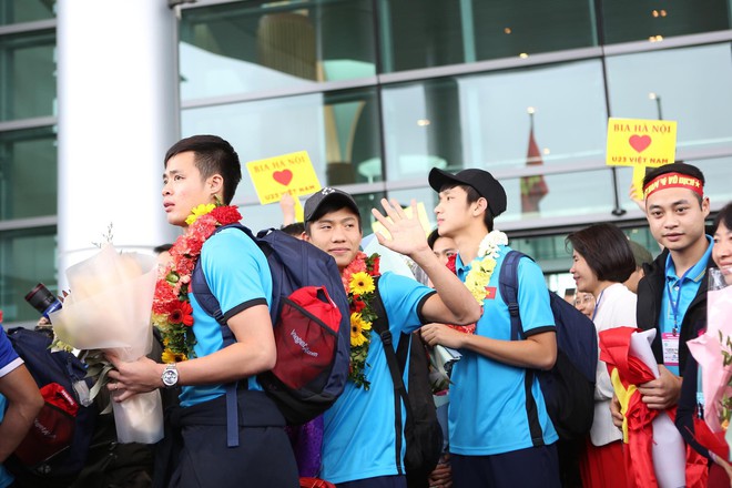 Đội tuyển U23 Việt Nam mất 6 tiếng đồng hồ để đi qua biển người hâm mộ dài 30km - Ảnh 27.