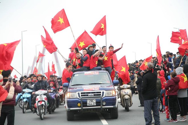 Đội tuyển U23 Việt Nam mất 6 tiếng đồng hồ để đi qua biển người hâm mộ dài 30km - Ảnh 11.