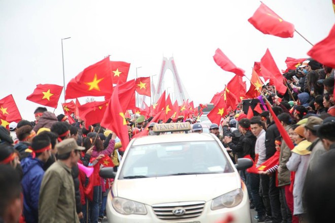 Đội tuyển U23 Việt Nam mất 6 tiếng đồng hồ để đi qua biển người hâm mộ dài 30km - Ảnh 12.