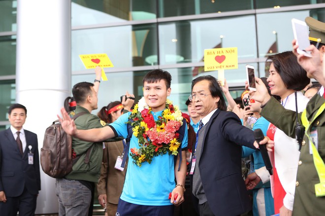 Đội tuyển U23 Việt Nam mất 6 tiếng đồng hồ để đi qua biển người hâm mộ dài 30km - Ảnh 29.