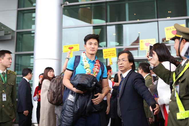 Đội tuyển U23 Việt Nam mất 6 tiếng đồng hồ để đi qua biển người hâm mộ dài 30km - Ảnh 30.