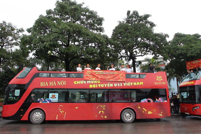Đội tuyển U23 Việt Nam mất 6 tiếng đồng hồ để đi qua biển người hâm mộ dài 30km - Ảnh 53.