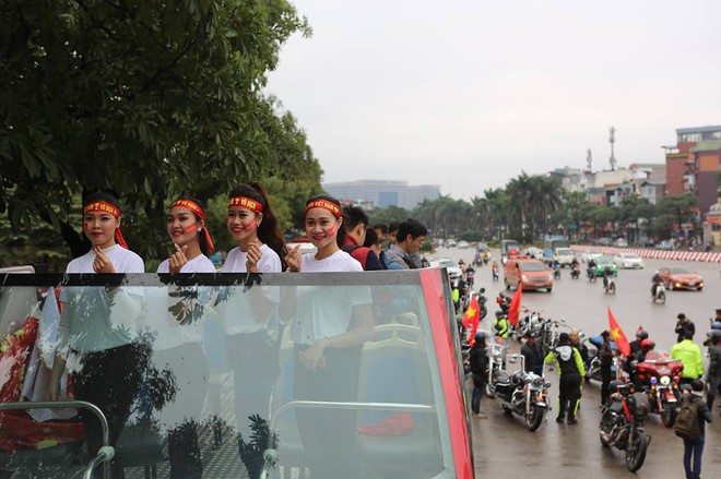 Đội tuyển U23 Việt Nam mất 6 tiếng đồng hồ để đi qua biển người hâm mộ dài 30km - Ảnh 54.