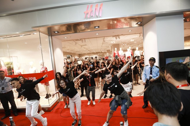 H&M Việt Nam tiếp tục khai trương thêm một cửa hàng thứ 3 tại Sài Gòn - Ảnh 1.
