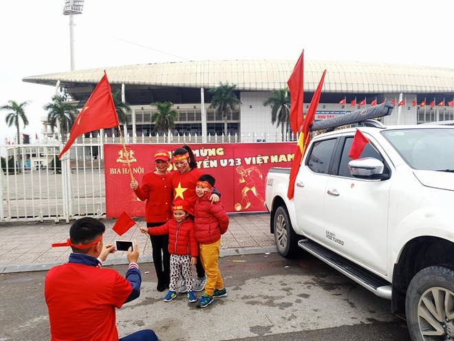 Đội tuyển U23 Việt Nam mất 6 tiếng đồng hồ để đi qua biển người hâm mộ dài 30km - Ảnh 45.