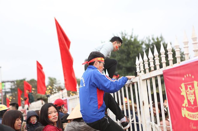 Chùm ảnh: Nhiều người bất chấp leo rào vào sân Mỹ Đình để được xem đêm Gala chào đón U23 Việt Nam - Ảnh 2.