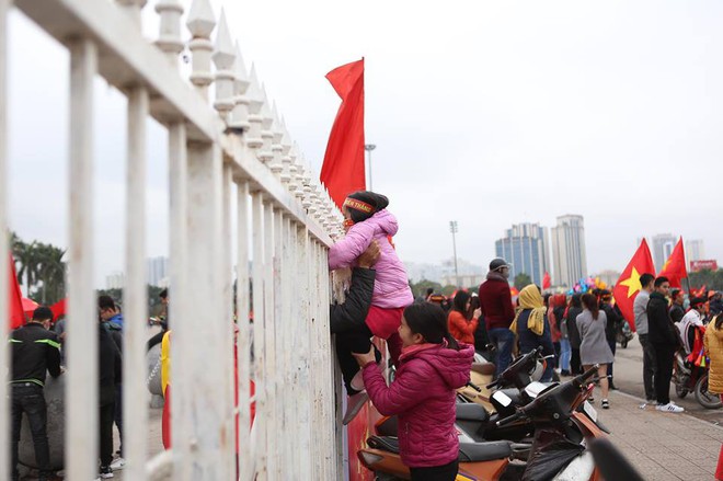 Chùm ảnh: Nhiều người bất chấp leo rào vào sân Mỹ Đình để được xem đêm Gala chào đón U23 Việt Nam - Ảnh 3.