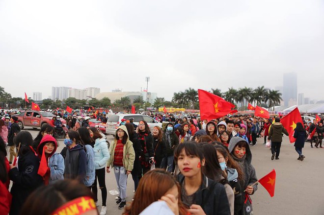 Chùm ảnh: Nhiều người bất chấp leo rào vào sân Mỹ Đình để được xem đêm Gala chào đón U23 Việt Nam - Ảnh 4.