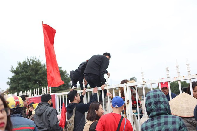 Chùm ảnh: Nhiều người bất chấp leo rào vào sân Mỹ Đình để được xem đêm Gala chào đón U23 Việt Nam - Ảnh 9.