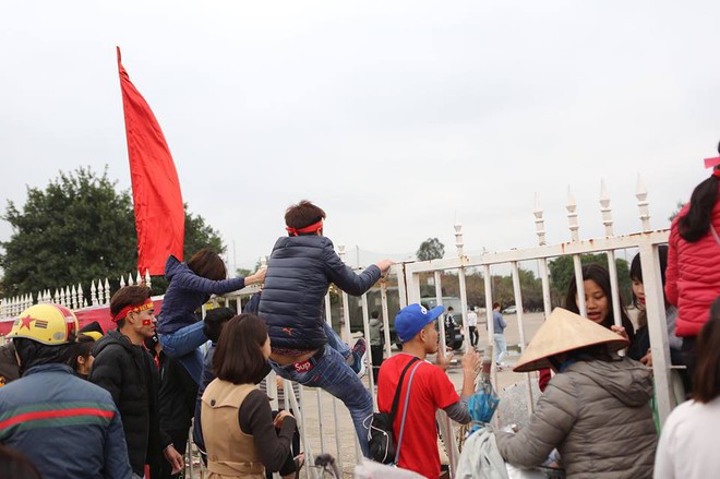 Chùm ảnh: Nhiều người bất chấp leo rào vào sân Mỹ Đình để được xem đêm Gala chào đón U23 Việt Nam - Ảnh 10.