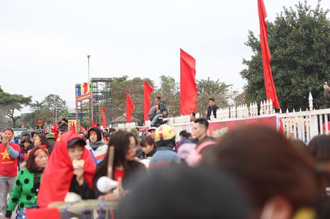 Chùm ảnh: Nhiều người bất chấp leo rào vào sân Mỹ Đình để được xem đêm Gala chào đón U23 Việt Nam - Ảnh 11.